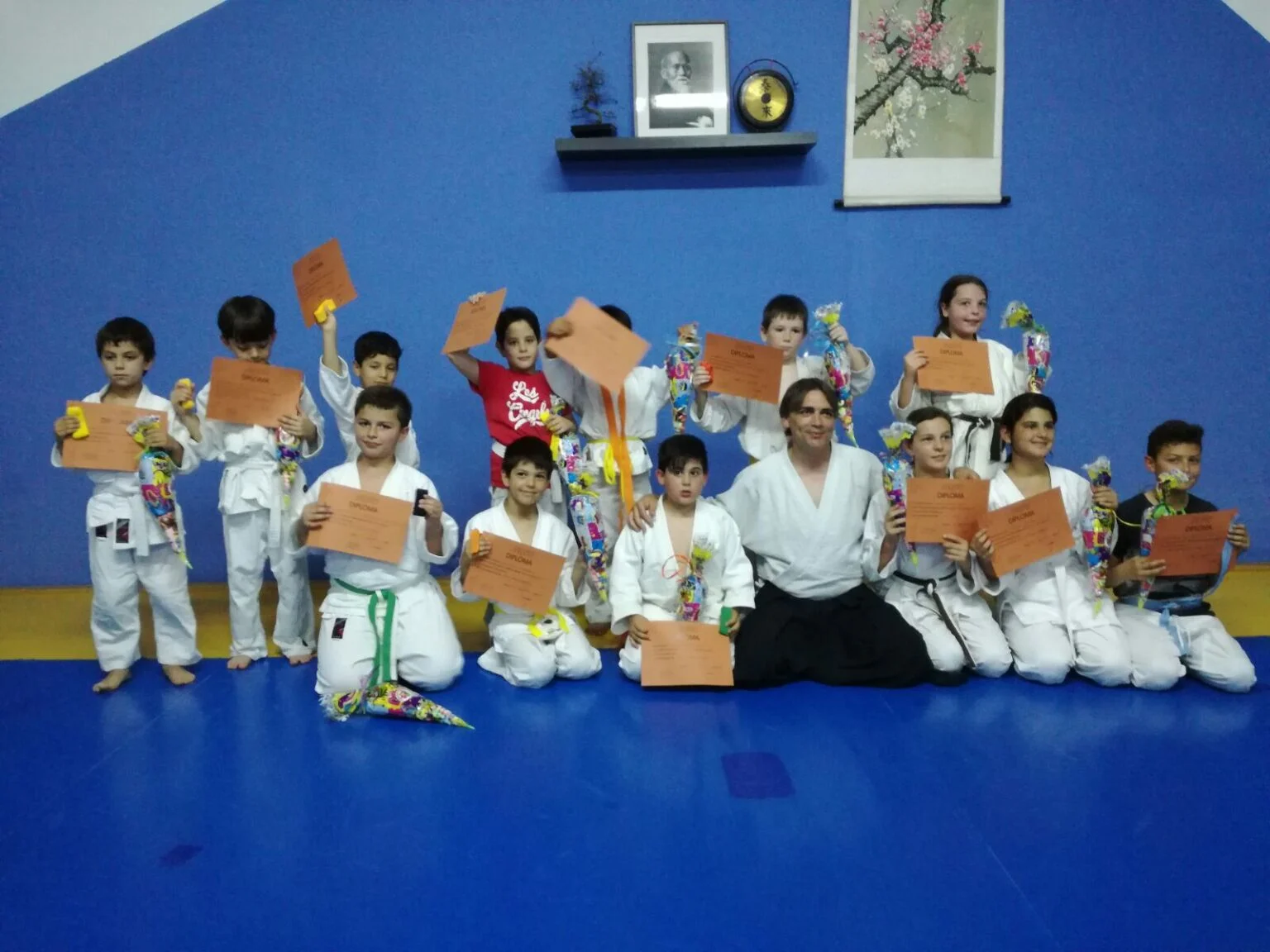 Grupo de alumnos de Aikido Infantil con sus diplomas en la Escuela de Aikido Vinaròs