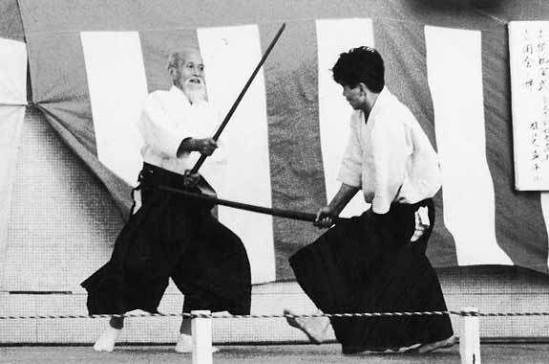 O-Sensei Morihei Ueshiba y Nobuyoshi Tamura Sensei practicando Bukiwaza