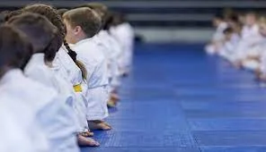 Alumnos de Aikido en posición Seiza de respeto