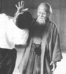 O-Sensei Morihei Ueshiba ejecutando una proyección