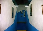 Pasillo de acceso al tatami con caligrafías japonesas
