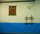 Detalle de pared decorada con elementos del Budo y armero secundario